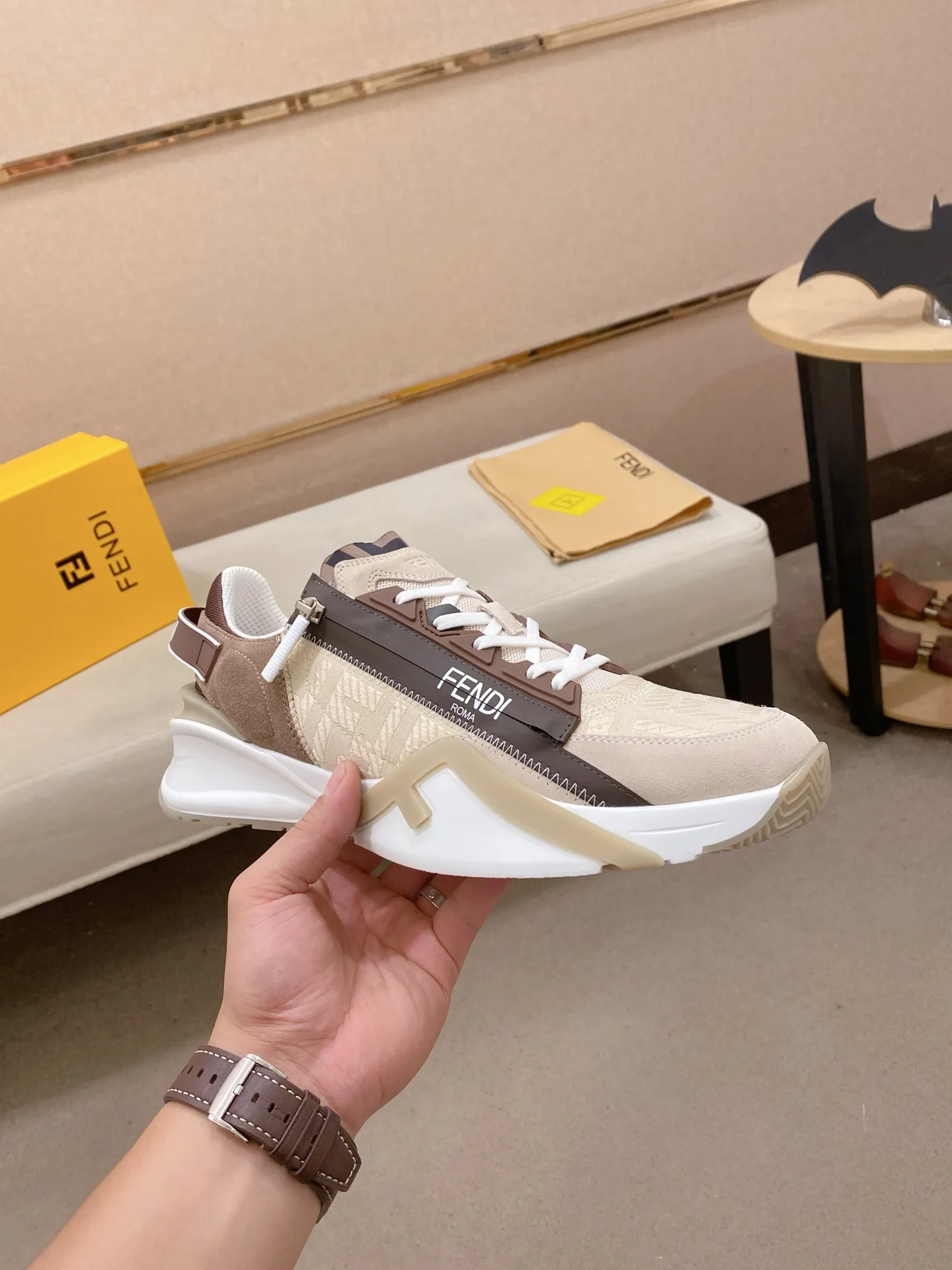 Factory price: 540💰(high version) [Fendi] Fendi’s latest casual shoes for men! Available at counters simultaneously! A one-to-one replica of the original. Made entirely of imported top-grain calfskin, the interior is made of top-grain water-dyed cowhide, and the original factory-supplied rubber outsole. Leading new fashion concepts. Matching code: 38-44 can be customized, 45 is not returnable!